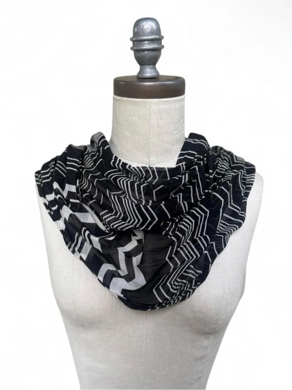 100% Silk black & white zigzag pattern long rectangular scarf New York & Company